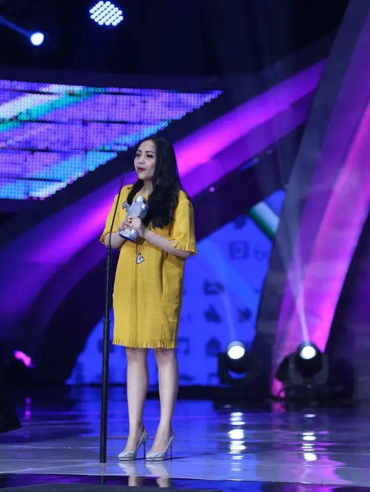"Ini yang kedua saya naik ke atas panggung, tapi saya mewakili suami dan anak saya. Terima kasih banyak juga telah memberikan dukungannya juga," tandas Nagita Slavina di ISMA 2K16. (Nurwahyunan/Bintang.com)