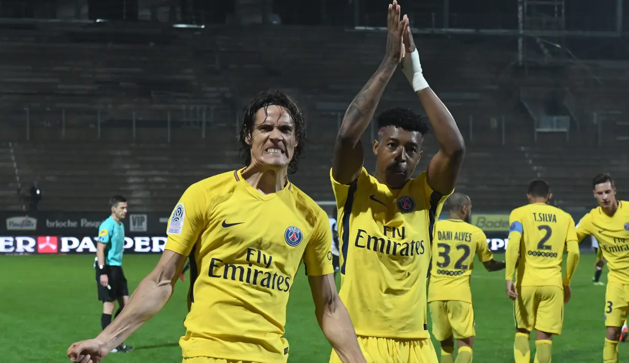 Ekspresi pemain PSG, Edinson Cavani (kiri0 usai membobol gawang Angers (SCO) pada lanjutan Ligue 1 Prancis di Raymond Kopa Stadium, Angers, (4/11/2017). PSG menang telak 5-0. (AFP/Jean-Francois Monier)