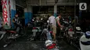 Sejumlah sepeda motor menunggu untuk diperbaiki usai terendam banjir di kawasan Mampang, Jakarta, Minggu (21/2/2021). Banjir yang melanda Ibu Kota Jakarta pada Sabtu (20/2) menyebabkan banyak kendaraan warga mengalami kerusakan akibat terendam air. (Liputan6.com/Faizal Fanani)