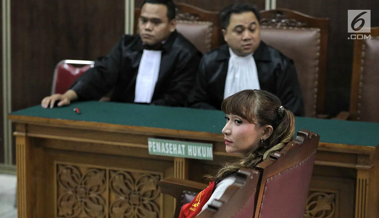 Aktris Roro Fitria mengikuti sidang lanjutan kasus kepemilikan narkoba di PN Jakarta Selatan, Kamis (12/7). Sidang akan dilanjutkan pada tanggal 24 Juli 2018. (Liputan6.com/Faizal Fanani)