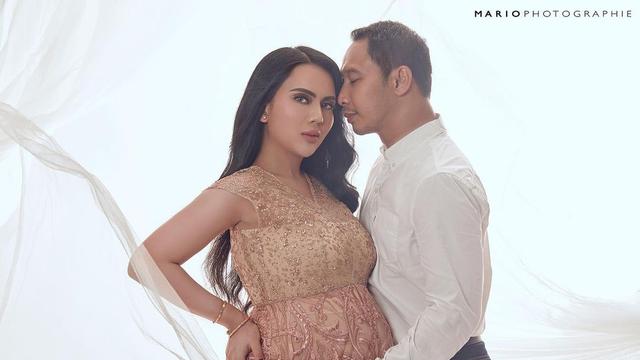 7 Potret Kebersamaan Anggita Sari dan Suami yang Jarang Diekspose