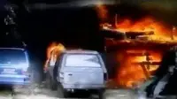 Dari rekaman videografer amatir, terlihat api yang membesar terus membakar salah satu bengkel mobil di Jambi.