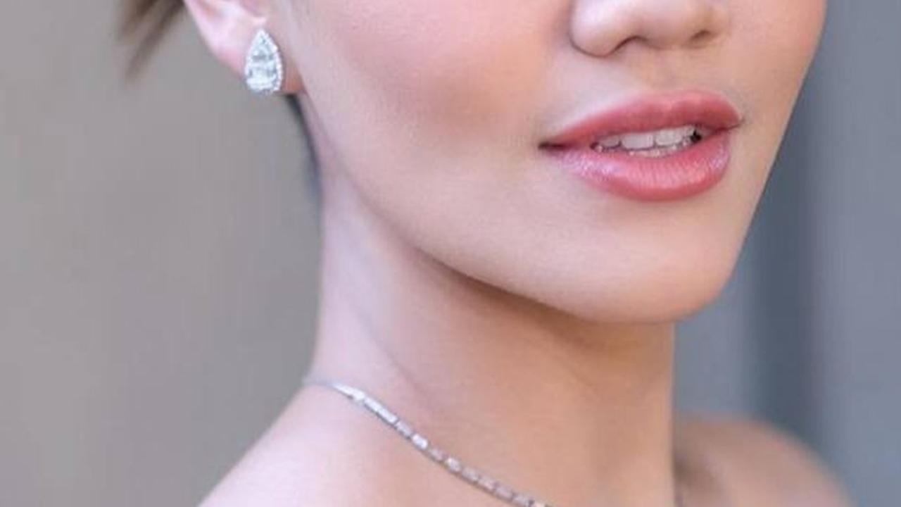 Mengenakan Set Berlian Dari Adelle Jewellery