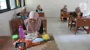 Suasana makan siang di SMKN 51, Jakarta, Rabu (7/4/2021). Para murid diwajibakan membawa makanan sendiri  dan mengikuti syarat & panduan sekolah tatap muka seperti membuka pintu dan jendela.(Liputan6.com/Herman Zakharia)