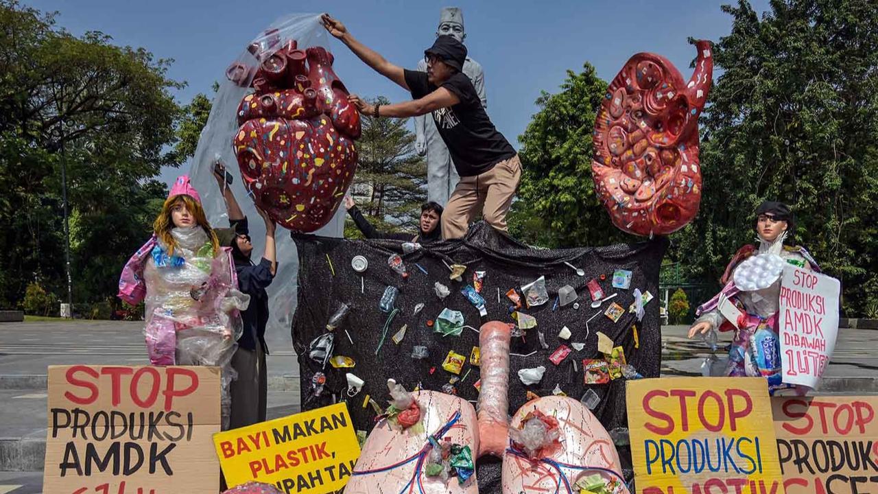 FOTO: Instalasi Jantung Rusak di Surabaya Serukan Bahaya Mikroplastik Bagi Manusia