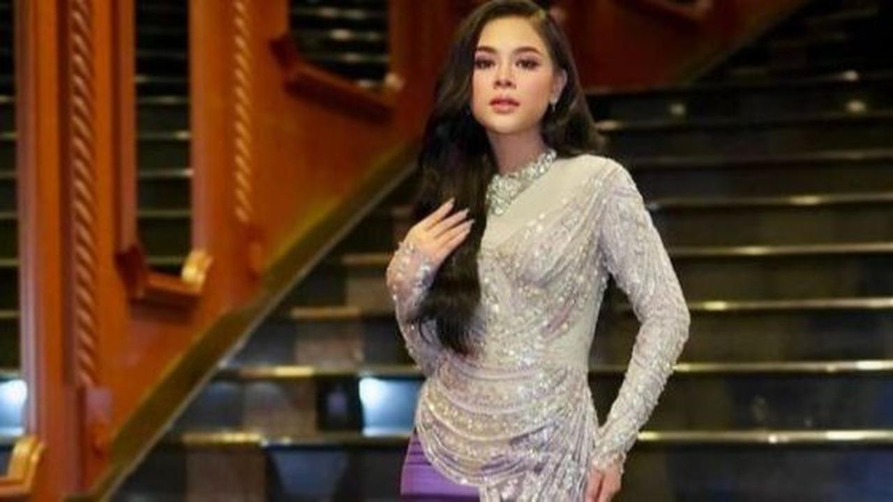 Anggun dan Cantik, 8 Foto Melly Lee dalam Balutan Kebaya dan Bisa Jadi Inspirasi