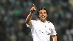 Bayern Munich&#039;s Luca Toni celebrates after scoring against Sporting during their Champions League first-leg of the first knock out round match at Alvalade Stadium in Lisbon on February 25, 2009. AFP PHOTO/FRANCISCO LEONG