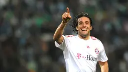 Bayern Munich&#039;s Luca Toni celebrates after scoring against Sporting during their Champions League first-leg of the first knock out round match at Alvalade Stadium in Lisbon on February 25, 2009. AFP PHOTO/FRANCISCO LEONG