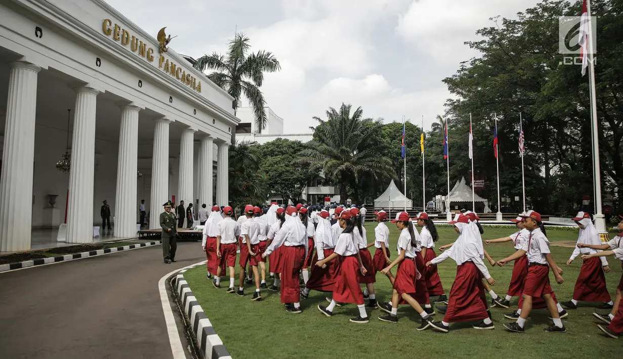 Sejumlah siswa melakukan latihan baris-berbaris di halaman Gedung Pancasila, Jakarta, Selasa (30/5). Persiapan dilakukan untuk menyambut Hari Pancasila yang jatuh pada 1 Juni 2017 nanti. (Liputan6.com/Faizal Fanani)
