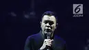 Penyanyi Tulus menyanyikan lagu Damai Bersamamu yang mengambarkan Sila Pertama, Ketuhanan Yang Maha Esa saat Konser Pancasila Gemilang pada penutupan Festival Prestasi Indonesia di JCC, Jakarta, Selasa (22/8). (Liputan6.com/Herman Zakharia)