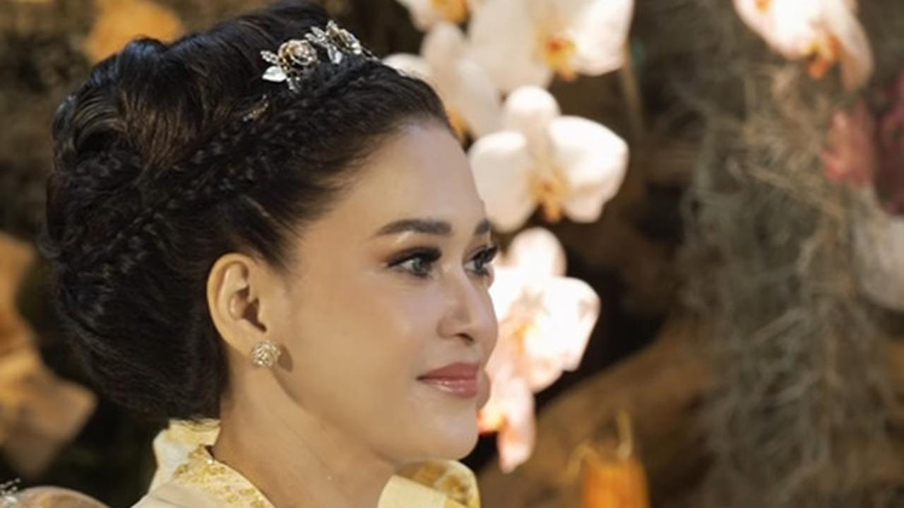 8 Potret Maia Estianty dan Mulan Jameela Pakai Kebaya Kuning di Acara Lamaran El-Syifa