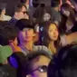 Tangkapan layar video yang menampilkan Kim Soo Hyun tengah pergi berpesta di konser Ultra Music Festival Korea pada 8 Juni 2024. (dok. X @Fly31721939/https://x.com/Fly31721939/status/1799430339204681988/Rusmia Nely)