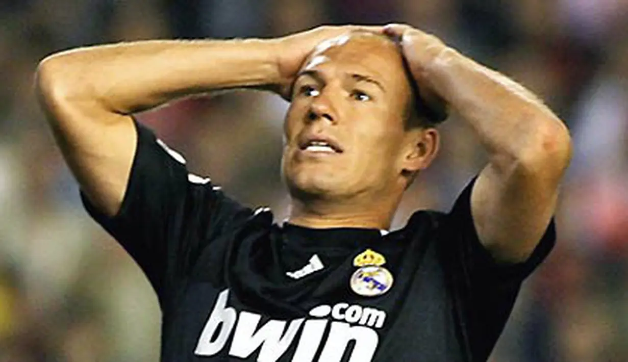 Real Madrid's Dutch Arjen Robben reacts during their Spanish league match against Valencia FC at Mestalla Stadium, on May, 9 2009 in Valencia. AFP PHOTO/JAIME REINA