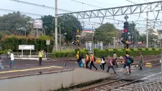 Sejumlah calon penumpang berjalan menuju KRL Commuter Line di Stasiun Bogor, Jawa Barat, Senin (24/10/2022). Pemerintah Kota (Pemkot) Bogor berencana membongkar Jembatan Penyeberangan Orang atau JPO Paledang di Jalan Kapten Muslihat, Kecamatan Bogor Tengah, seiring pembangunan Skybridge Stasiun Bogor-Paledang. (Liputan6.com/Magang/Aida Nuralifa)