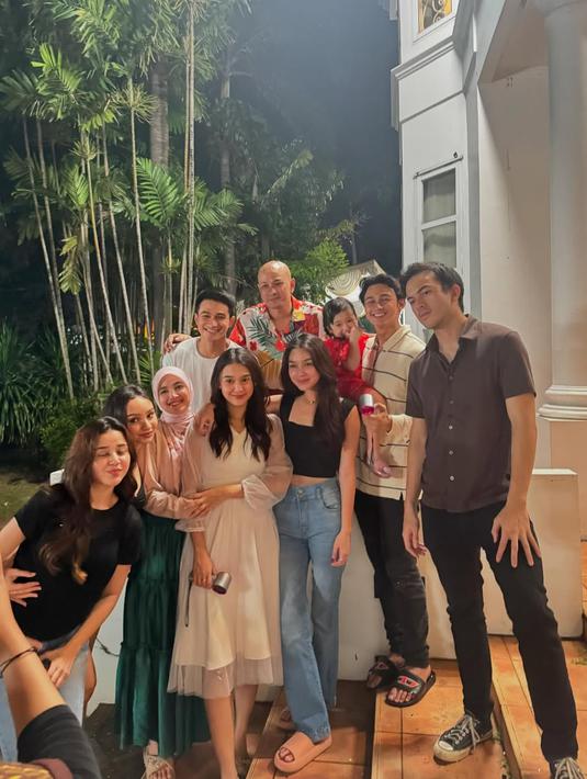 Para pemainnya kompak, tak sedikit netizen yang berharap beberapa pemainnya bisa terlibat dalam satu project sinetron lagi. Pada hari terakhir syuting, para pemain kemudian foto bersama. Dalam momen perpisahan tersebut terlihat Felicya Angelista hadir bersama dua buah hatinya. Feli ungkap jika ia juga turut bangga dengan pemain dan kru selama satu tahun ini. (Liputan6.com/IG/@estapramanita)