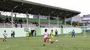 Tim sepak bola perempuan Persijap saat bermain di lapangan VIJ, Petojo, Jakarta, Sabtu (16/2). Acara ini rangkaian dari Festival 125 Tahun MH Thamrin. (Bola.com/Yoppy Renato)