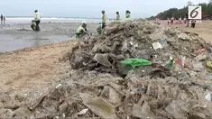 Pemandangan kurang sedap akibat sampah kiriman mengotori Pantai Kuta, Bali. Setiap harinya sampah yang harus dibersihkan mencapai 100 ton hingga 150 ton.
