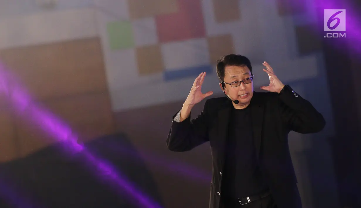 Motivator Tung Dasem Waringin saat memberikan motivasi kepada peserta EGTC di geleran Emtek Goes To Campus 2018 di Universitas Negeri Semarang (UNNES), Semarang, Rabu (18/7).  (Liputan6.com/Herman Zakharia)