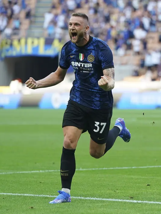 Bek Inter Milan, Milan Skriniar berselebrasi usai mencetak gol ke gawang Genoa pada pertandingan perdana Liga Serie A Italia di stadion San Siro di Milan, Italia, Sabtu (21/8/2021). Inter Milan menang telak atas Genoa dengan skor 4-0. (Spada/LaPresse via AP)
