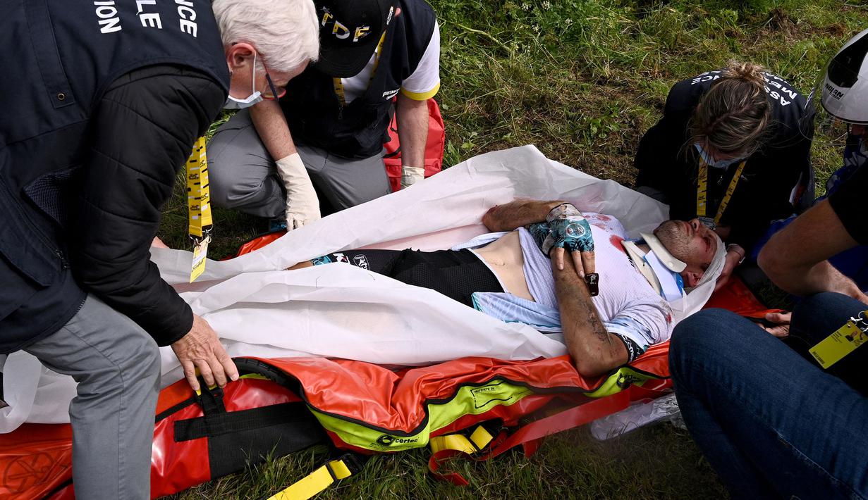 Etape perdana yang diwarnai kecelakaan masal ini dimenangkan oleh Julian Alaphilippe, pembalap Quick-Step. (Foto: AFP/Pool/Anne-Christine Poujoulat)