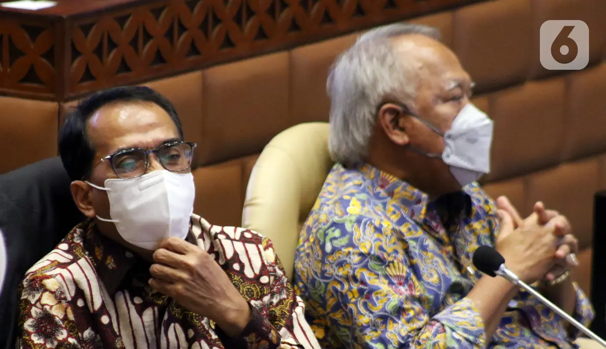 Menteri PUPR Basoeki Hadimoeljono (kanan) dan Menteri Perhubungan Budi Karya Sumadi (kiri) rapat dengar pendapat dengan Komisi V DPR di Kompleks Parlemen, Jakarta, Rabu (6/4/2022). Rapat membahas kesiapan infrastruktur dan transportasi mudik Lebaran 2022. (Liputan6.com/Angga Yuniar)