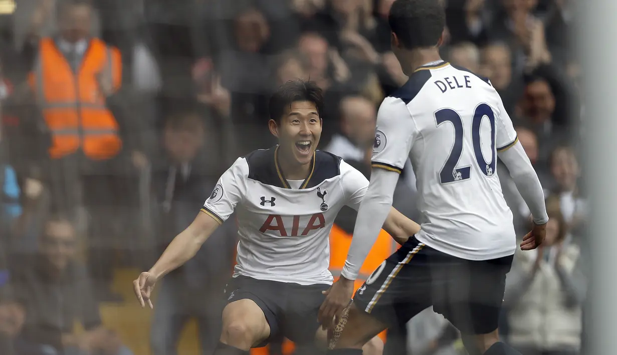 Son Heung-min merayakan golnya ke gawang  bersama Dele Alli pada laga Premier League pekan ke-33 di White Hart Lane stadium, London, Sabtu (15/4/2017). Tottenham menang 4-0. (AP/Frank Augstein)