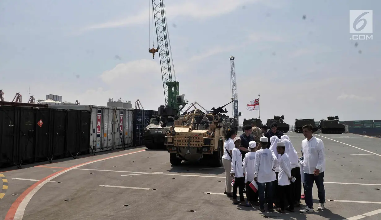 Anak-anak panti asuhan Nuruz Zahroh berada di kapal perang HMS Albion milik Inggris di Pelabuhan Tanjung Priok, Jakarta, Minggu (22/4). Dalam kunjungannya, anak-anak tersebut berkesempatan melihat bagian dalam kapal. (Merdeka.com/Iqbal S. Nugroho)