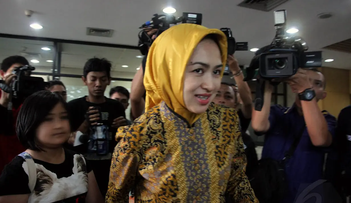 Airin Rachmi Diany datang ke gedung KPK bersama dengan anak keduanya, Ratu Ghefira Marhamah Wardana , Kamis (22/5/2014) (Liputan6.com/Faisal R Syam)