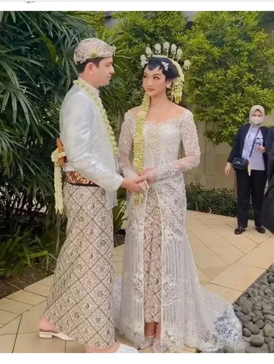 13. Pemeran Rendi Jhon Pratama mengakhiri masa lajangnya diusia 29 tahun. Rendi Jhon resmi mempersunting Glenca Chysara pada Minggu 20 November. Rendi sempat grogi saat membaca ijab kabul, sehingga di ulang. Akad nikah digelar dengan adat Jawa. Janji suci digelar di Hotel Ritz Carlton, Jakarta Selatan. Rendi memberikan mas kawin berupa logam mulia 50 gram, uang 22 dollar Singapura, 11 ringgit dan 2.022 rupiah. [Instagram glencarendifans._]