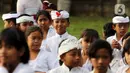 Sejumlah pelajar dari Sekolah Dasar di desa Penglipuran bersiap mengikuti upacara peringatan detik-detik Proklamasi di halaman Tugu Pahlawan Banjar Penglipuran, Kabupaten Bangli, Bali, Kamis (17/8/2023). (Liputan6.com/Helmi Fithriansyah)