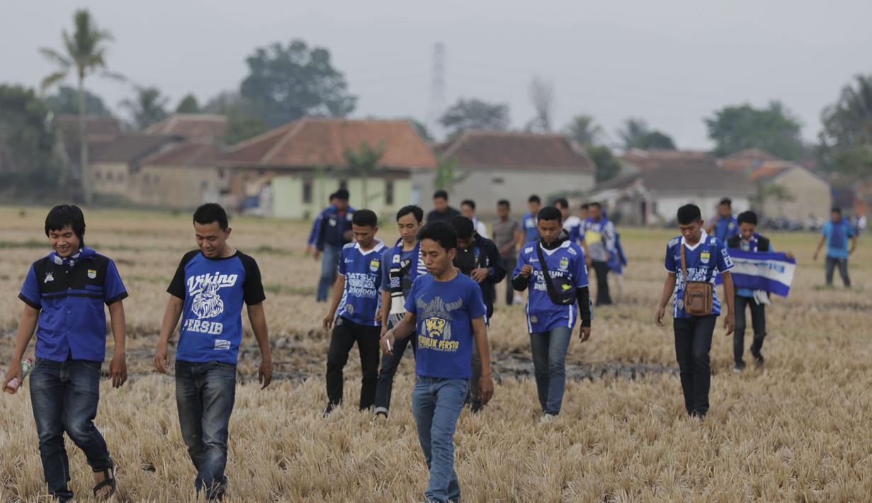 Bobotoh jalan melalui sawah kering menuju Stadion Si Jalak Harupat, Bandung. (Bola.com/Vitalis Yogi Trisna)