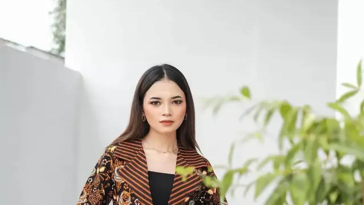 5 Inspirasi Model Jas Wanita Modern dan Elegan untuk April 2025