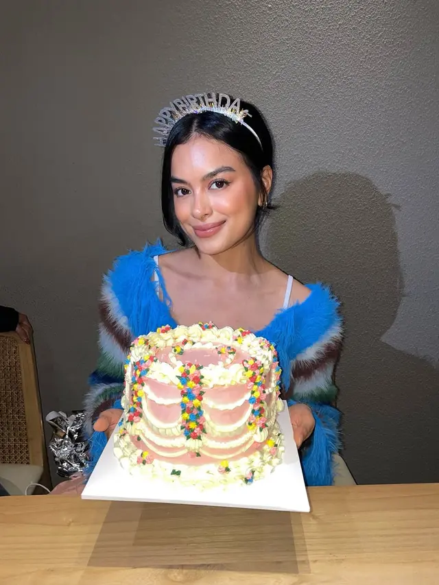 Gaya Boyish Vintage Eva Celia Birthday Dinner Bareng Sahabat, Tampil Simple dengan Cardigan Berbulu