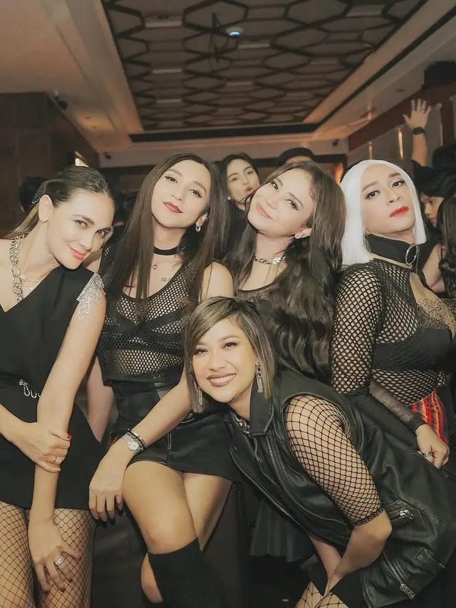 7 Potret Aming Dandan Bak Perempuan yang Jadi Sorotan, Ada Kisah Pilu Dibaliknya