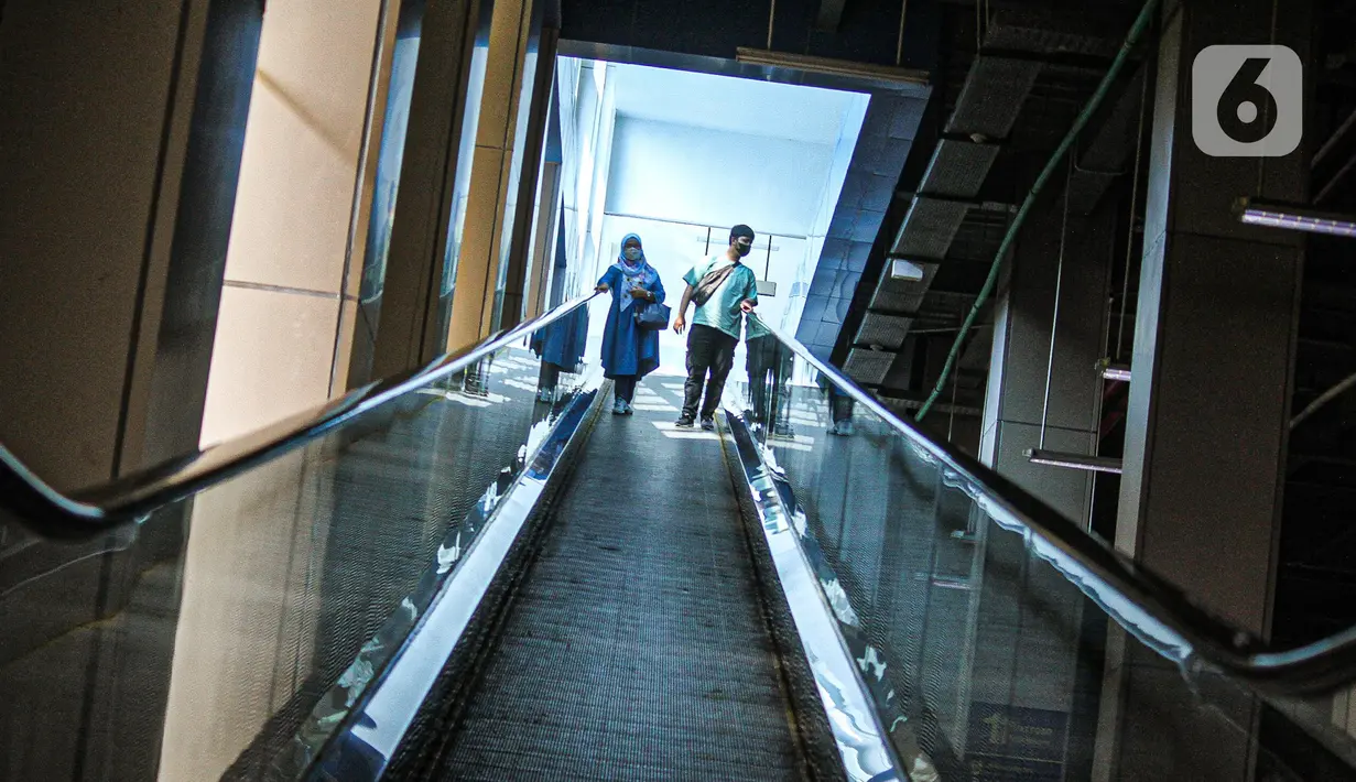 <p>Penumpang memasuki Stasiun BNI City, Jakarta, Minggu (31/7/2022). Stasiun BNI City diharapkan menjadi alternatif pengguna KRL sehingga tidak terjadi penumpukan penumpang di Stasiun Sudirman dan Stasiun Karet saat jam sibuk.&nbsp;(Liputan6.com/Faizal Fanani)</p>