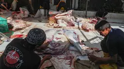 Petugas memotong dan membersihkan daging sapi kurban di Masjid Sunda Kelapa, Jakarta, Rabu (27/5/2026). (merdeka.com/Arie Basuki)