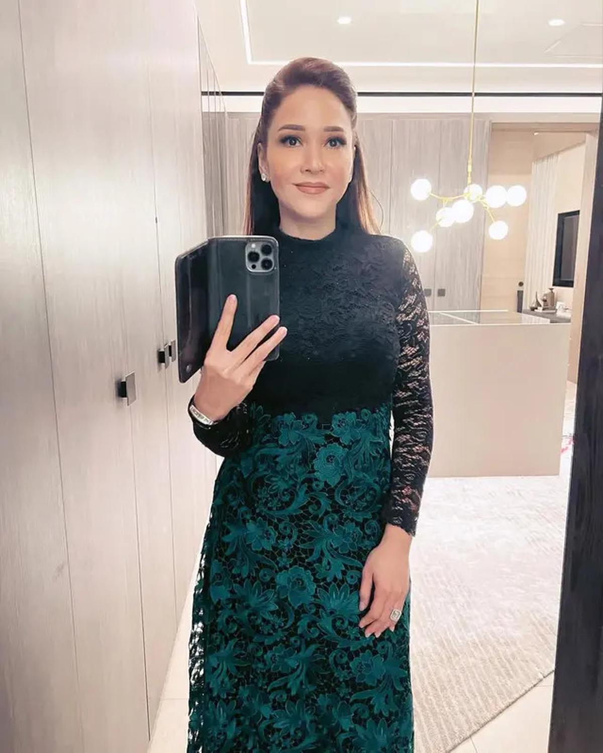8 Gaya Dress Brokat Hitam Maia Estianty, Modelnya Elegan dan Anggun