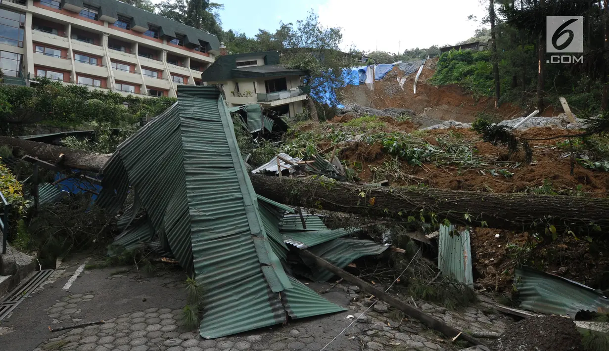 Kondisi sekitar area rumah peristirahatan yang roboh akibat longsor di kawasan Ciloto, Cianjur, Jawa Barat, Sabtu (31/3). Sejumlah perbaikan mulai dilakukan oleh pihak terkait. (Liputan6.com/Helmi Fithriansyah)