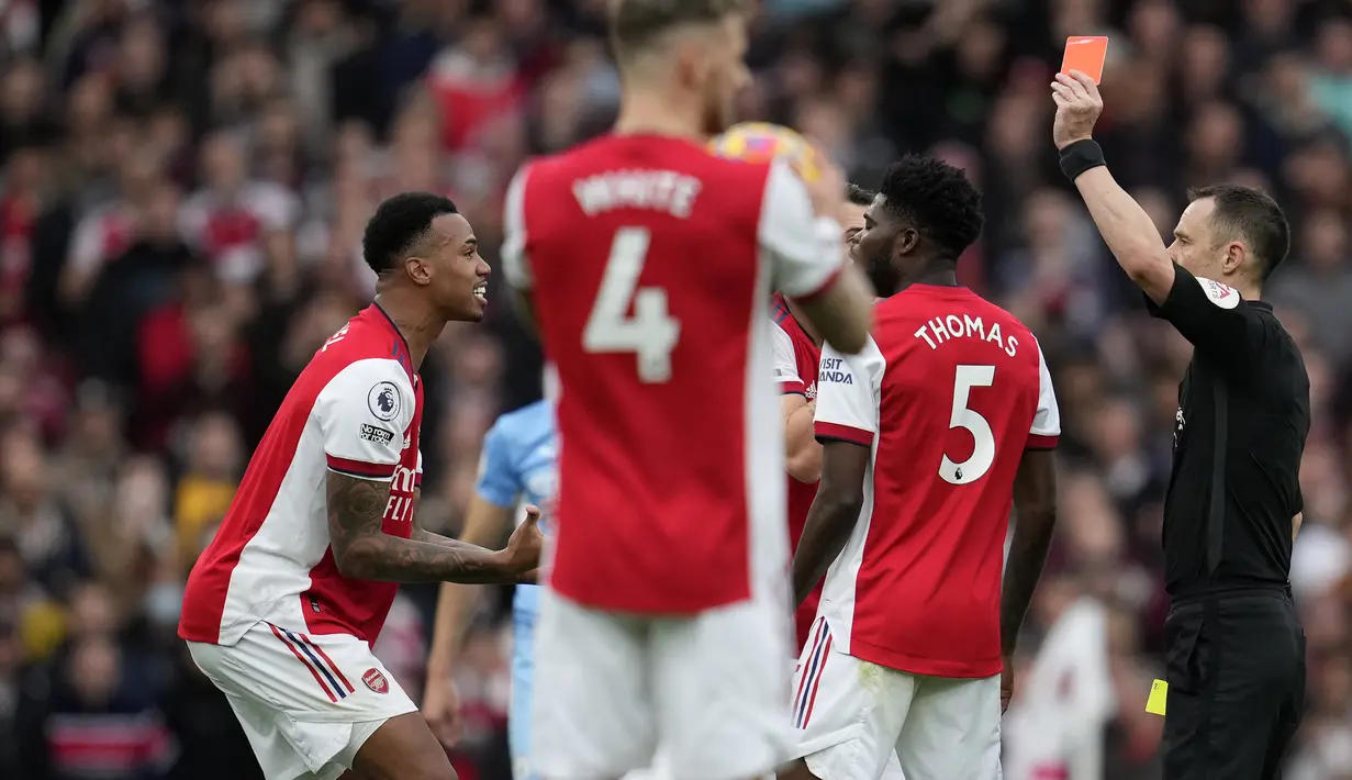 Pada menit ke-59 Arsenal harus bermain dengan 10 pemain usai Gabriel Magalhaes diusir wasit karena memperoleh kartu kuning kedua akibat melanggar Gabriel Jesus. (AP/Matt Dunham)
