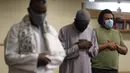 Umat Muslim melaksanakan sholat tarawih dengan menerapkan jarak sosial pada malam pertama bulan suci Ramadhan di Pusat Komunitas Muslim Chicago, Senin (13/4/2021). (AP Photo/Shafkat Anowar)
