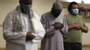Umat Muslim melaksanakan sholat tarawih dengan menerapkan jarak sosial pada malam pertama bulan suci Ramadhan di Pusat Komunitas Muslim Chicago, Senin (13/4/2021). (AP Photo/Shafkat Anowar)