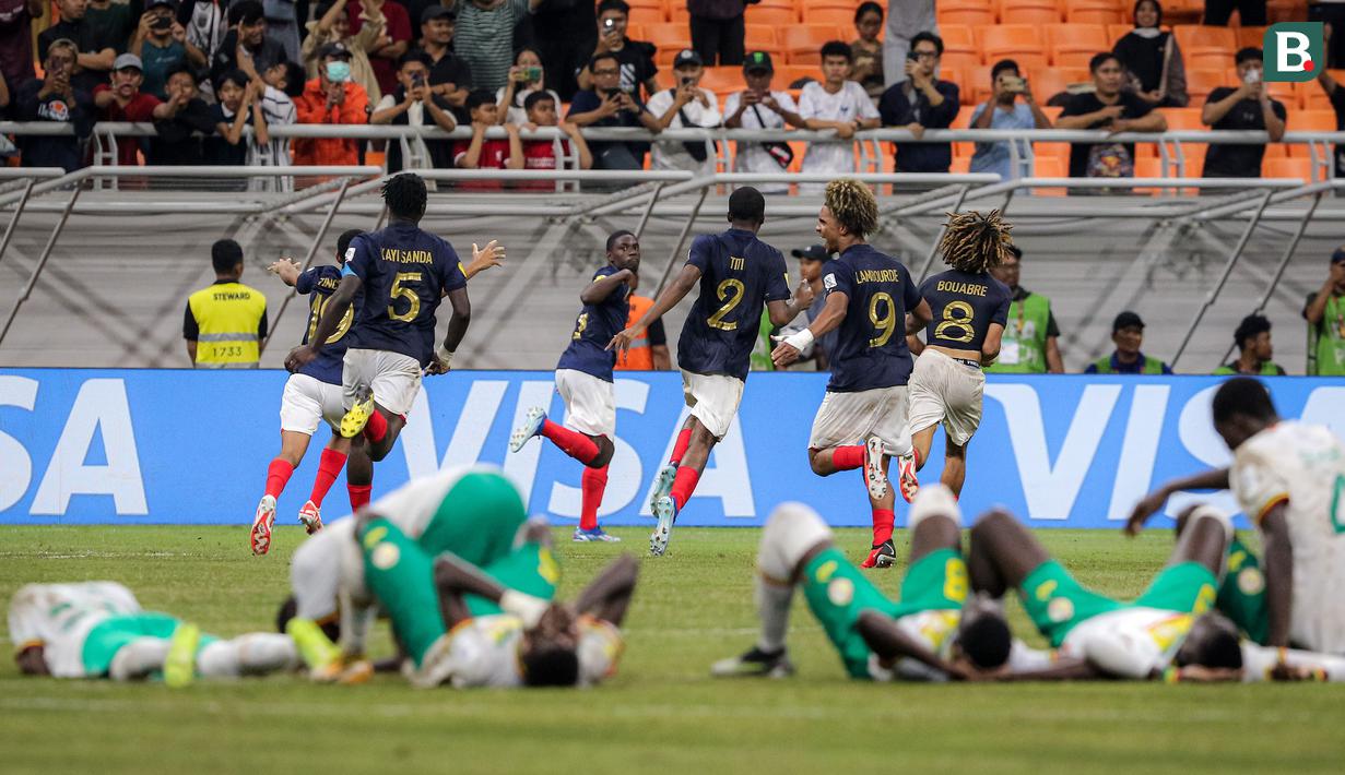 Selebrasi para pemain Timnas Prancis U-17 setelah Nhoa Sangui mencetak gol ke gawang Timnas Senegal yang memastikan kemenangan 5-3 lewat adu penalti pada babak 16 besar Piala Dunia U-17 di Jakarta International Stadium, Jakarta Utara, Rabu (22/22/2023) malam WIB. (Bola.com/Bagaskara Lazuardi)