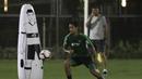 Pemain Timnas Indonesia, Irfan Bachdim, mengontrol bola saat latihan di Lapangan ABC Senayan, Jakarta, Jumat (7/6). Latihan ini persiapan jelang laga persahabatan melawan Yordania. (Bola.com/Yoppy Renato)