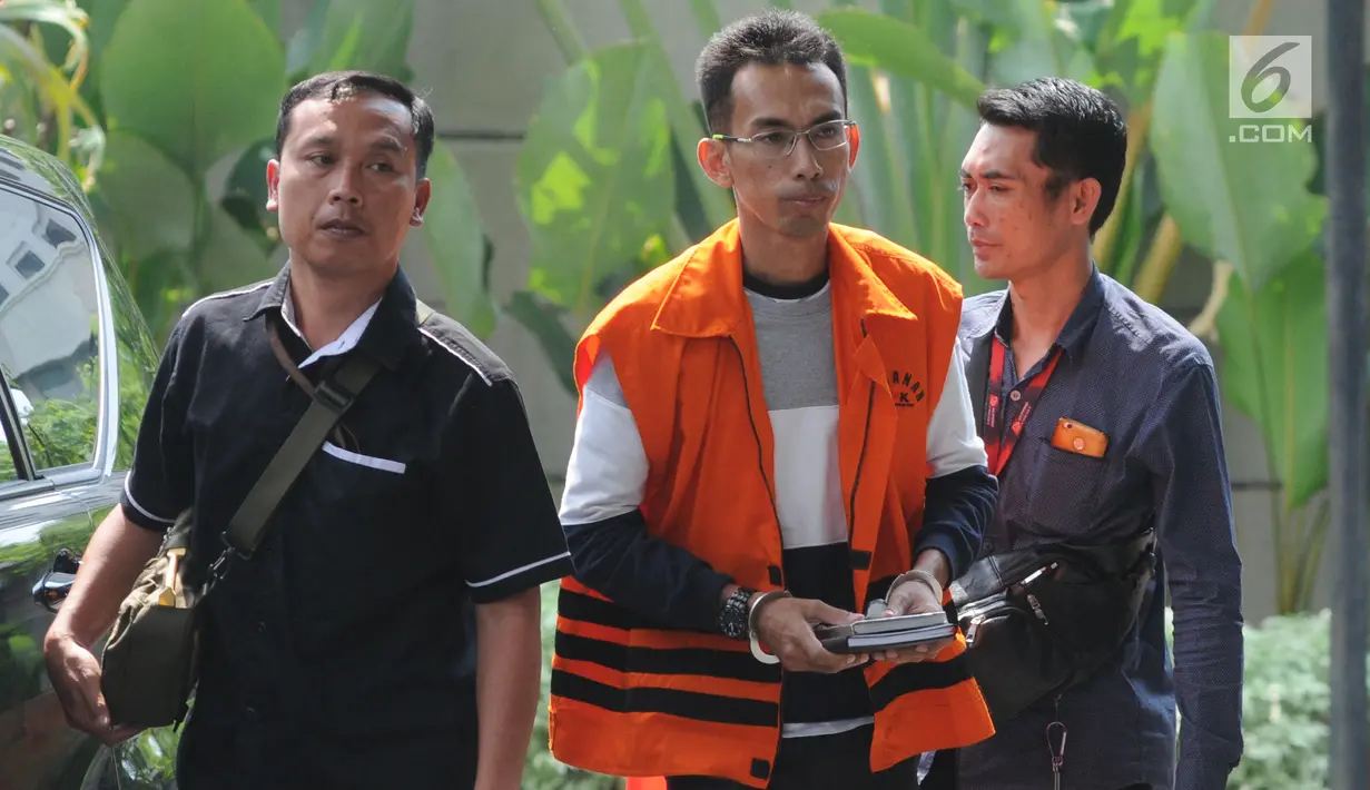 Mantan Kepala Seksi Intelejen dan Penindakan Kantor Imigrasi Kelas I Mataram Yusriansyah Fazrin tiba di Gedung KPK, Jakarta, Senin (15/7/2019). Fazrin diperiksa terkait suap penanganan perkara penyalahgunaan izin tinggal WNA di lingkungan Kantor Imigrasi NTB Tahun 2019. (merdeka.com/Dwi Narwoko)