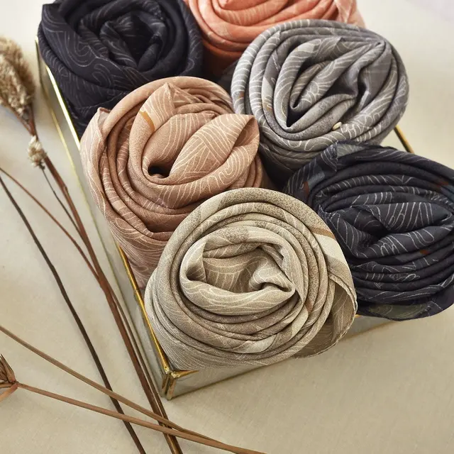 Brand Fashion Muslim KAMI. Luncurkan 12 Warna Spesial Monogram Scarf Sebagai Peringatan 12 Tahun Berkarya