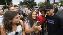 Bintang Paris Saint-Germain, Neymar Jr, foto bersama penggemarnya usai menghadiri konferensi pers di Kantor PBB, Jenewa, (15/8/2017). Neymar Jr akan fokus membantu orang-orang cacat dan terpuruk dalam kemiskinan. (AP/Laurent Gillieron)