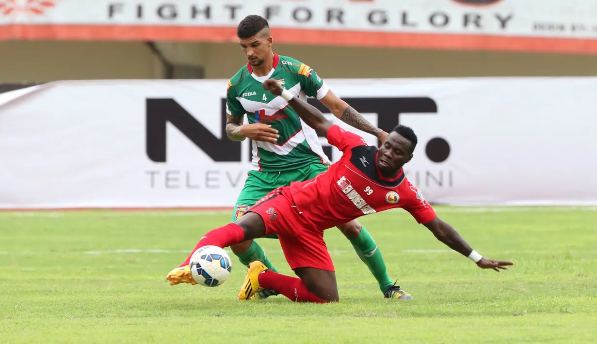 Pemain Mitra Kukar, Arthur Cuna (kiri), berebut bola dengan pemain Semen Padang, James Koko Lomel, pada lanjutan Grup D Piala Jenderal Sudirman 2015 di Stadion Manahan, Solo, Selasa (15/12/2015). (Bola.com/Nicklas Hanoatubun)