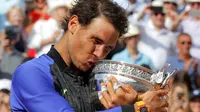 Rafael Nadal menyabet gelar ke-10 alias La Decima di ajang Grand Slam Prancis Terbuka, Minggu (11/6/2017). (AP/David Josek)