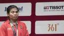 Atlet angkat besi, Sri Wahyuni, tampak lesu usai berlaga pada Asian Games di JIExpo, Jakarta, Senin, (20/8/2018). Sri Wahyuni menyumbang medali perak dengan total angkatan 195 kg. (Bola.com/Vitalis Yogi Trisna)