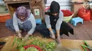 Petugas memotong sayuran untuk persiapan berbuka puasa umat Muslim di dapur umum Masjid Istiqlal, Jakarta, Senin (21/5). Makanan berbuka puasa ini dibagikan untuk para jamaah dari berbagai kalangan di masjid Istiqlal. (Liputan6.com/Arya Manggala)
